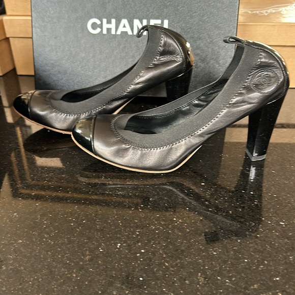 Chanel Elastic Ballet Interlocking CC Logo Pumps - Picture 5 of 9